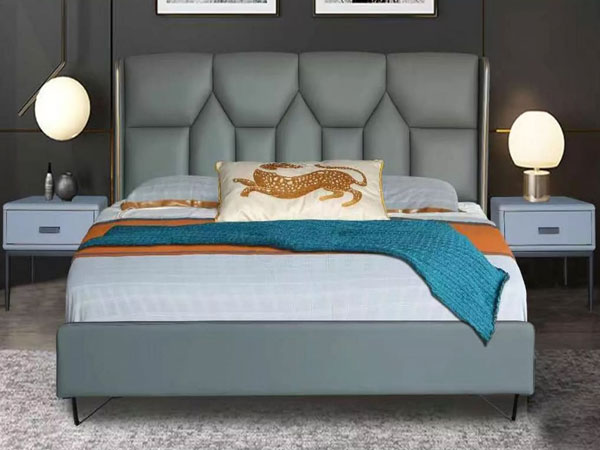 Welke voorzorgsmaatregelen moeten worden genomen bij het onderhouden van een met leer bekleed bed?